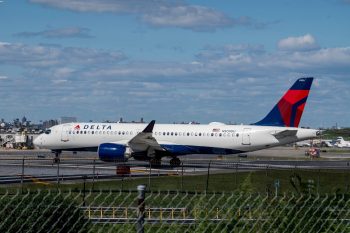 Abszurd incidens a repülőtéren – gurulás közben ütközött össze két repülő (videó)