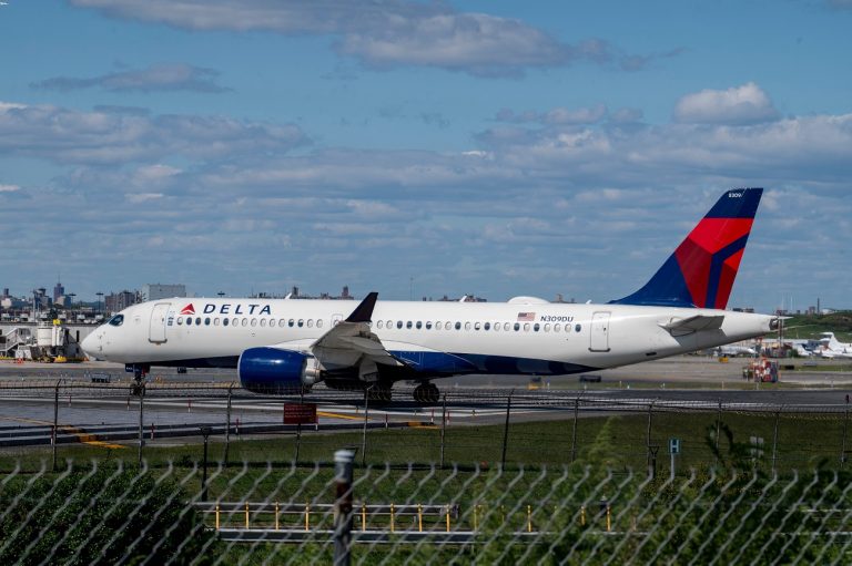 Abszurd incidens a repülőtéren – gurulás közben ütközött össze két repülő (videó)