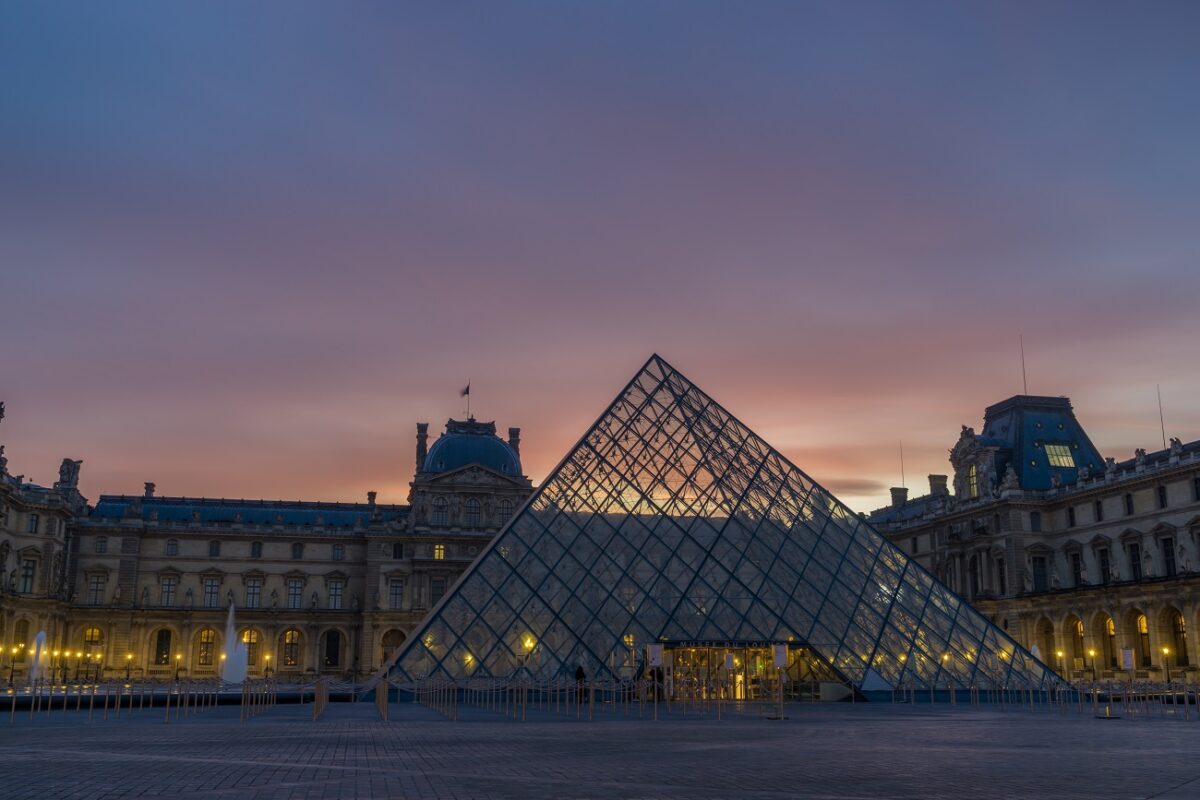 Rendkívüli események Párizsban – betörés történt a Louvre-ban