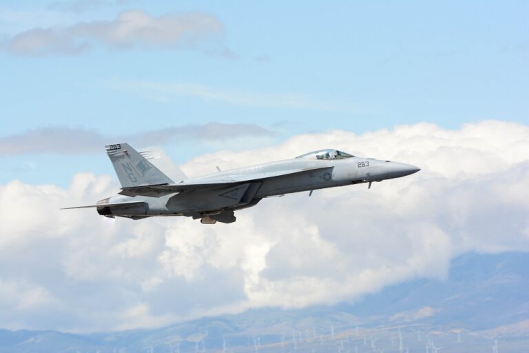 Megdöbbentő incidens a levegőben – tengerbe zuhant egy amerikai vadászgép és egy katonai helikopter