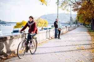Markáns hidegfront érkezik – viharos szél, záporok és lehűlés várható csütörtök estétől
