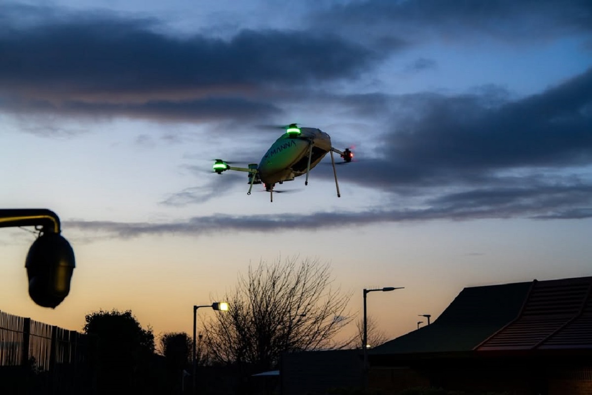 Jöhetnek az ételkiszállító drónok – videón a kiszállítás