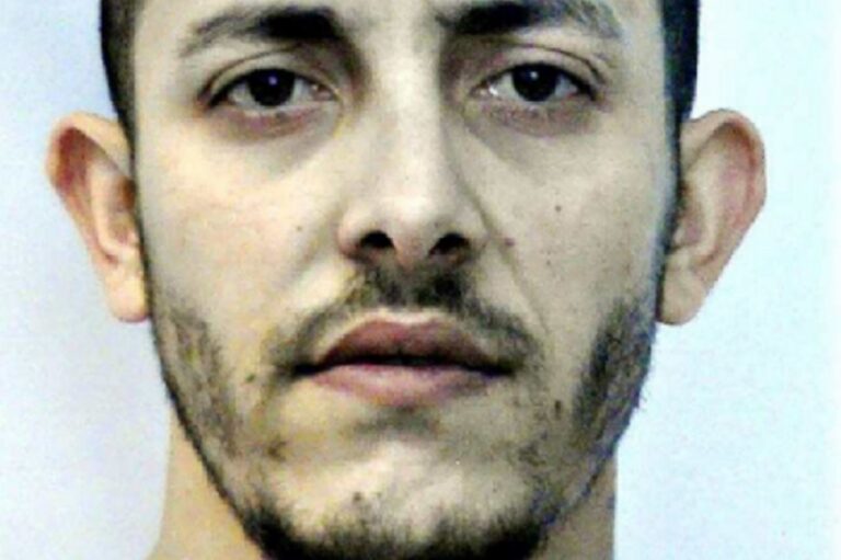 Rendkívüli közleményt adott ki a rendőrség kedden – hajtóvadászat indult ez a férfi ellen