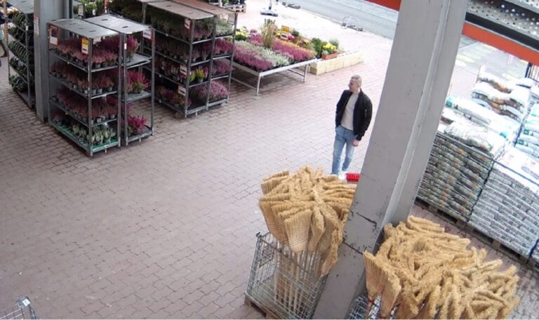 Ezt a férfit keresi a rendőrség – vasdarabbal esett neki egy sportautónak Tatabányán