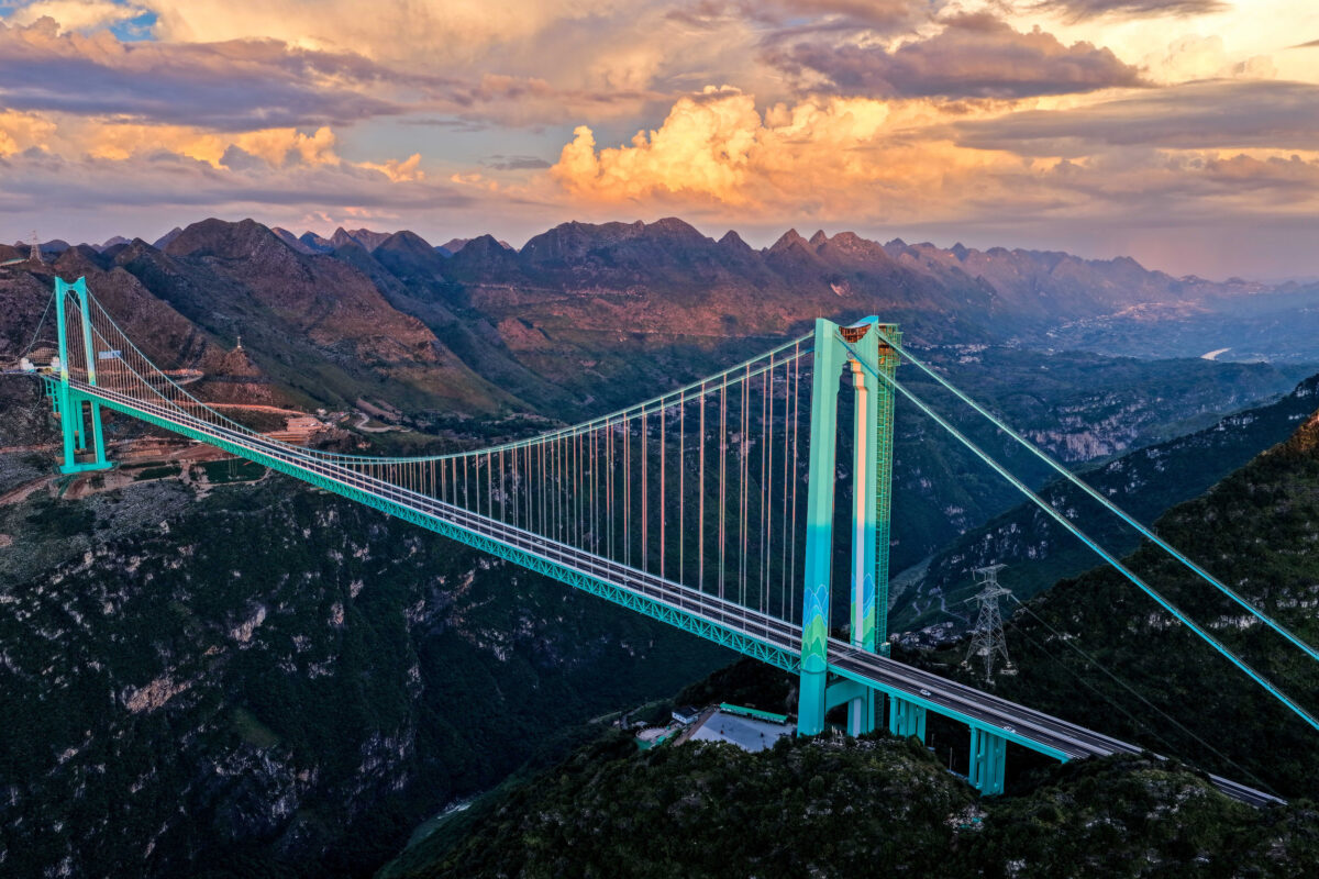A világ legmagasabb hídja Kínában – 2 óráról 2 percre csökkent az utazási idő