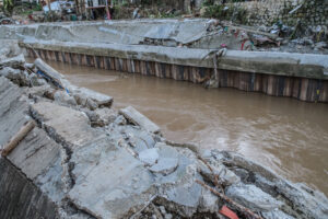 Félelmetes és döbbenetes felvételen, ahogyan a hidat rángatja a hatalmas szupertájfun