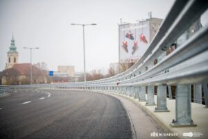 Szombattól újra járható a Flórián téri felüljáró déli hídja