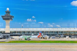 18 ember sérült meg egy egészen abszurd repülőtéri balesetben