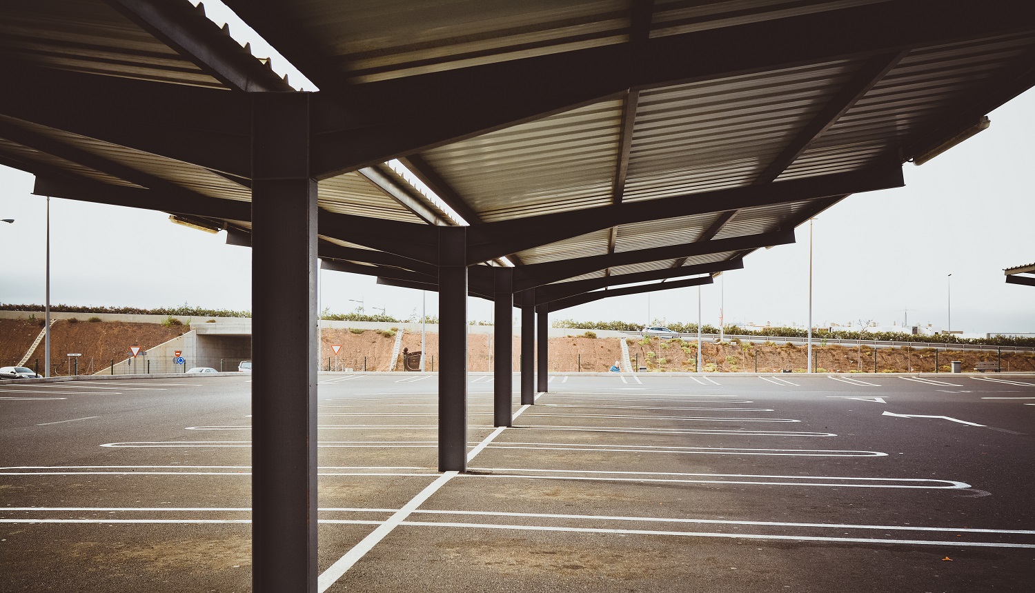 Nem jutottak el a szülők a kórházig – az anya egy üzlet parkolójában szülte meg gyermekét hajnalban