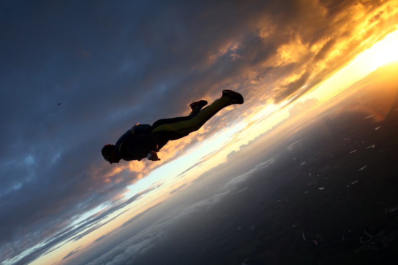 Meghalt egy tapasztalt ejtőernyős, nem nyílt ki az ernyője