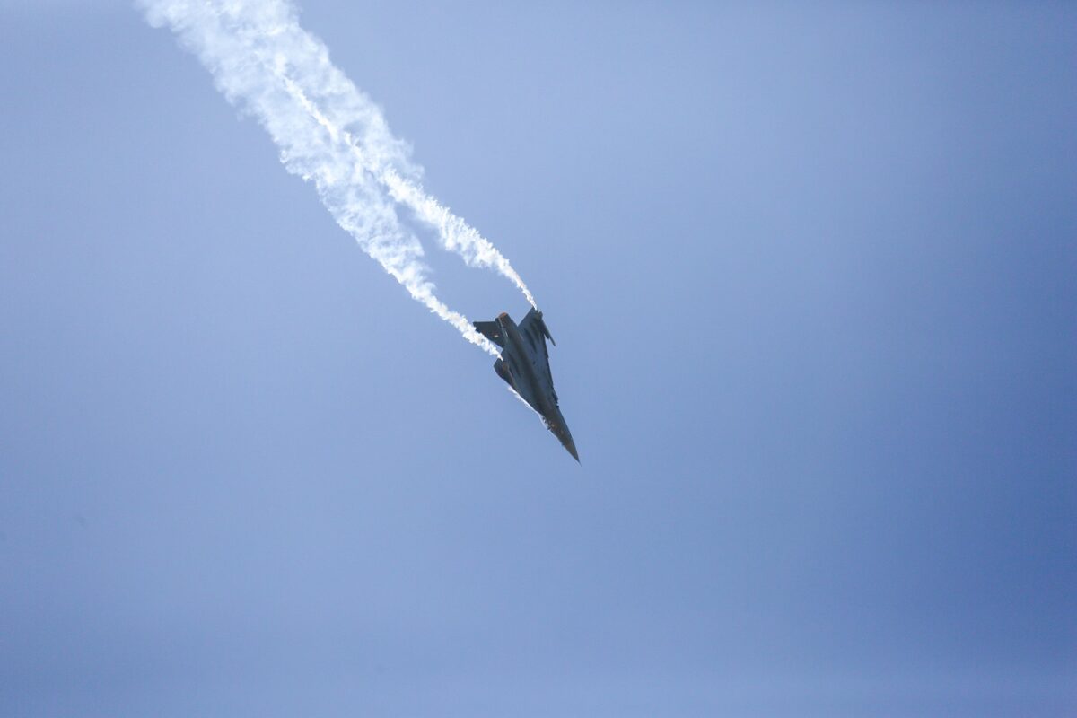 Becsapódott, majd azonnal felrobbant egy vadászgép a Dubai Air Show-n