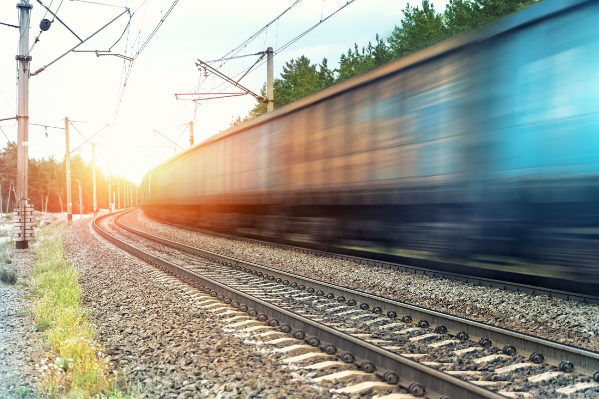 Tehervonat elé hajtott egy 82 éves nyugdíjas nő