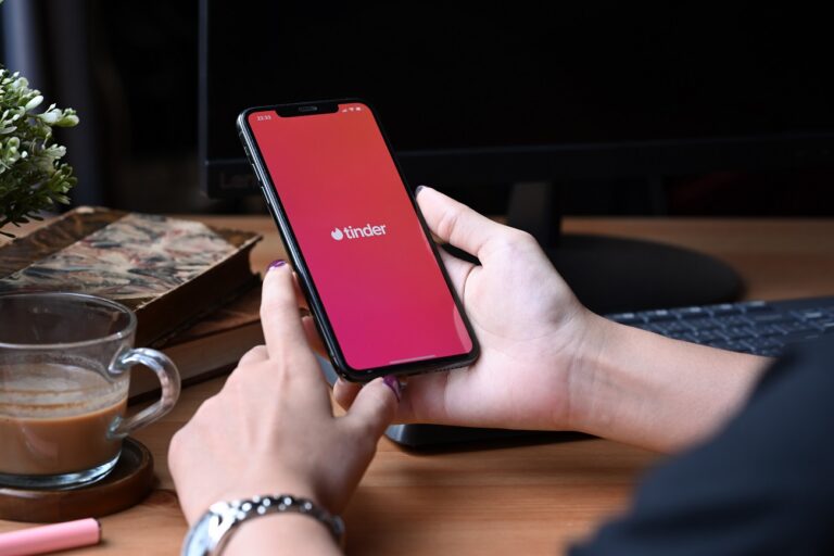 Itt a Tinder nagy újítása – mesterséges intelligencia elemzi a fotóidat a jobb párba állásért