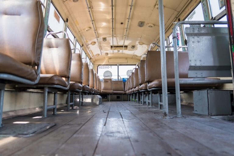 Fékezés nélkül száguldott egy busz, ami 15 autót sodort el – rengeteg a sérült