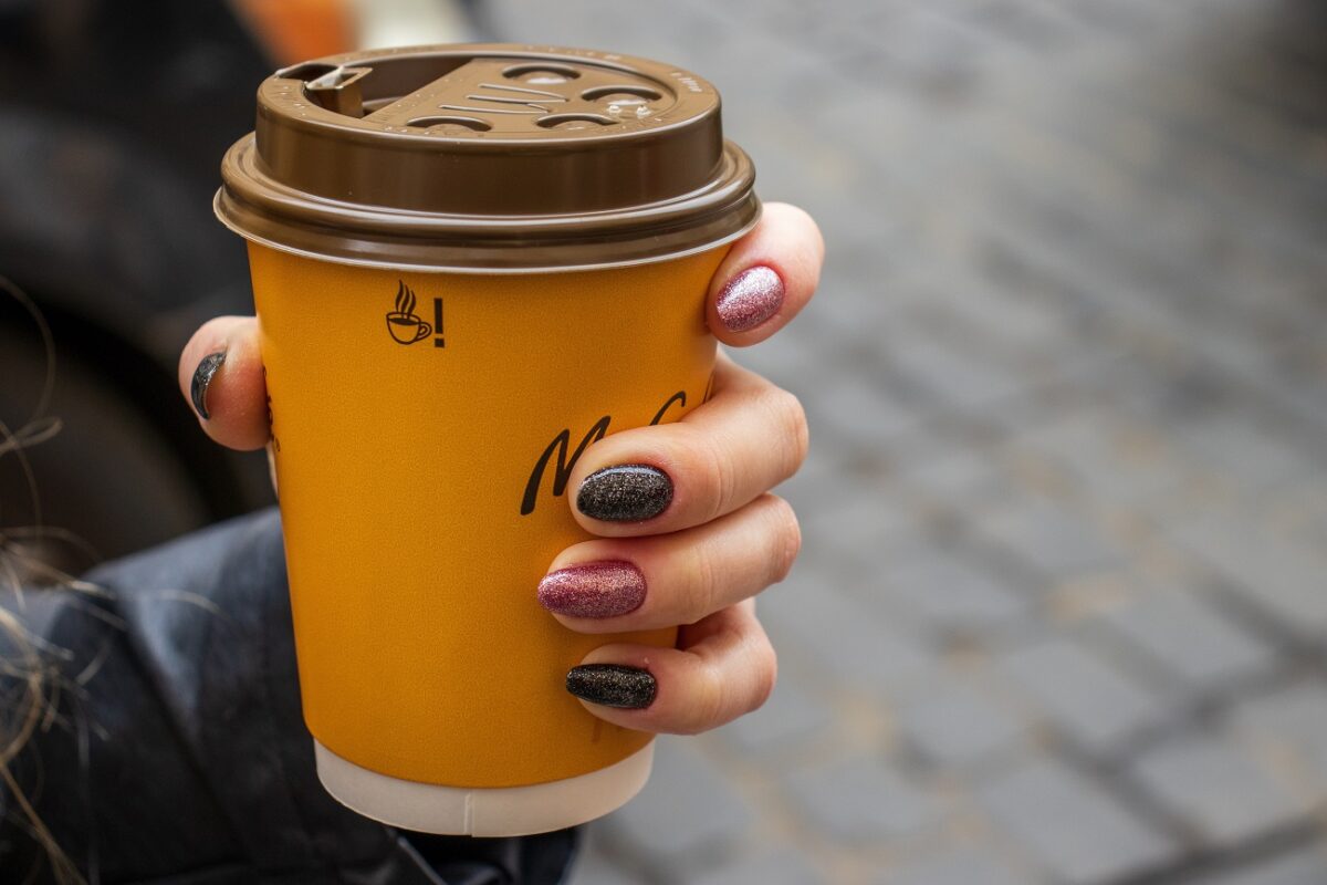 Megdöbbentő incidens egy McDonald’s-ban – forró kávét öntött a vendég az üzletvezetőre