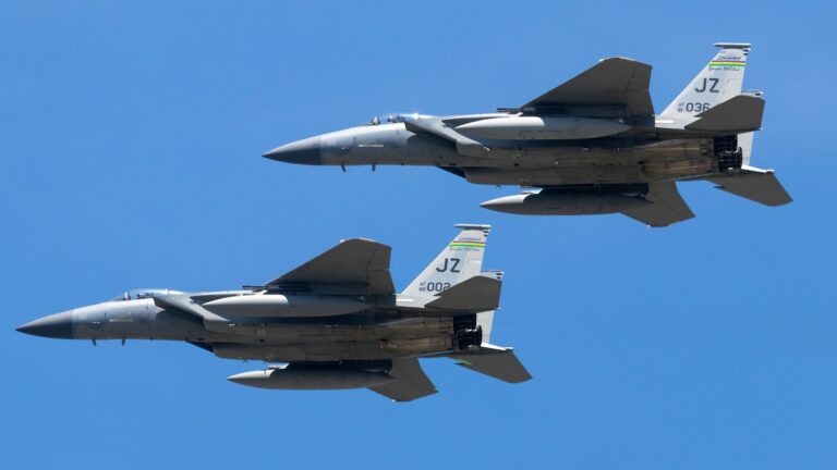 Elképesztő tűzerőt mozgósít az amerikai hadsereg, valamire készülnek