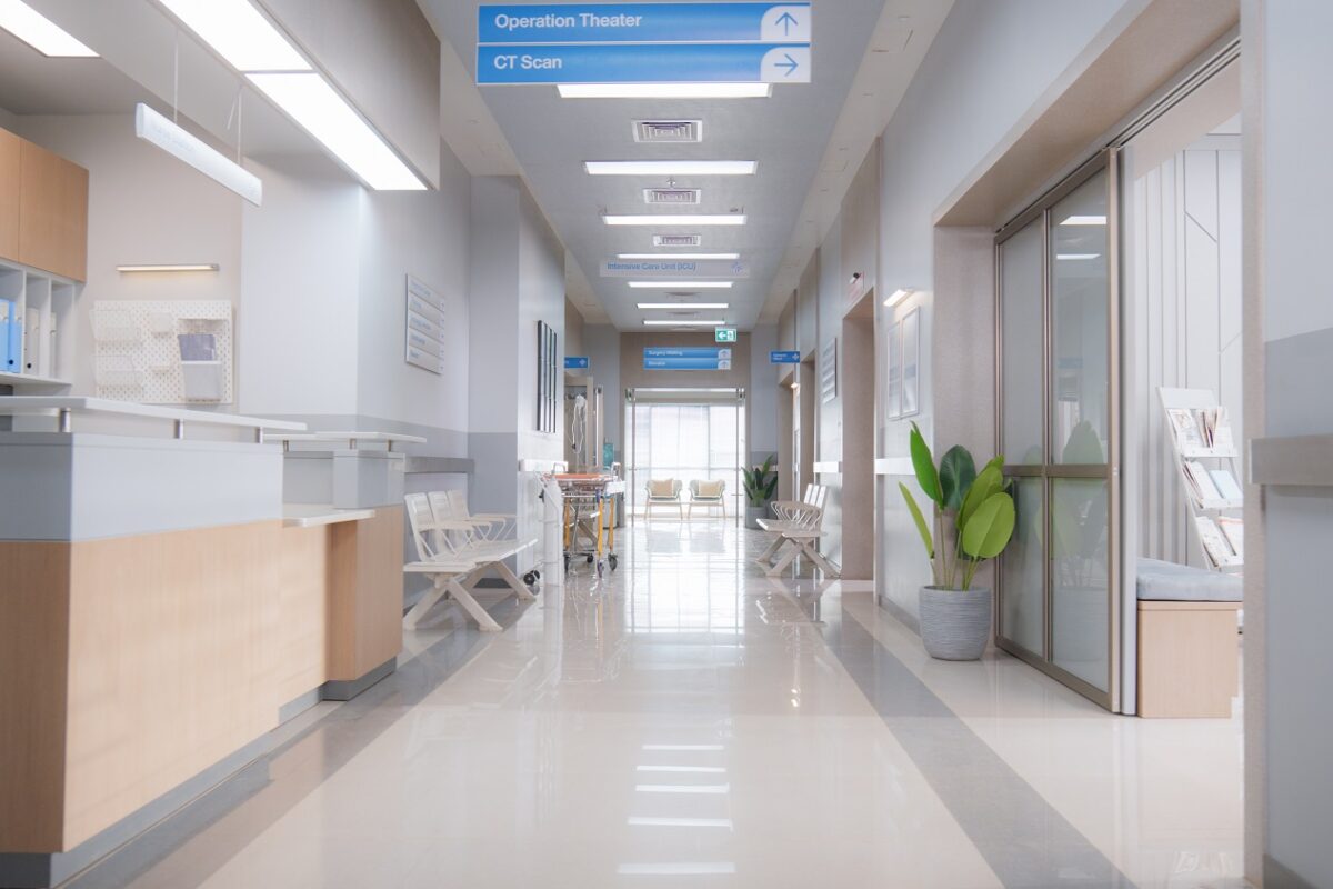 Egy 8 éves kisfiú váratlanul meghalt, miután eltörte a karját az iskolában