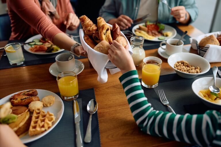 Kellemetlen helyzet az étteremben – a gyereksarokba ültették le a családot