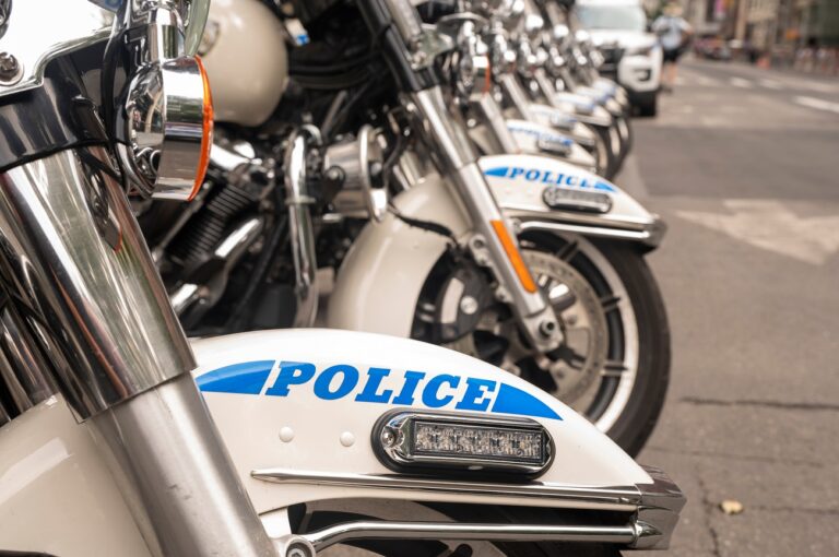 Elgázoltak egy motoros rendőrt – tetőtől talpig összetörtek a csontjai, az agya is sérült