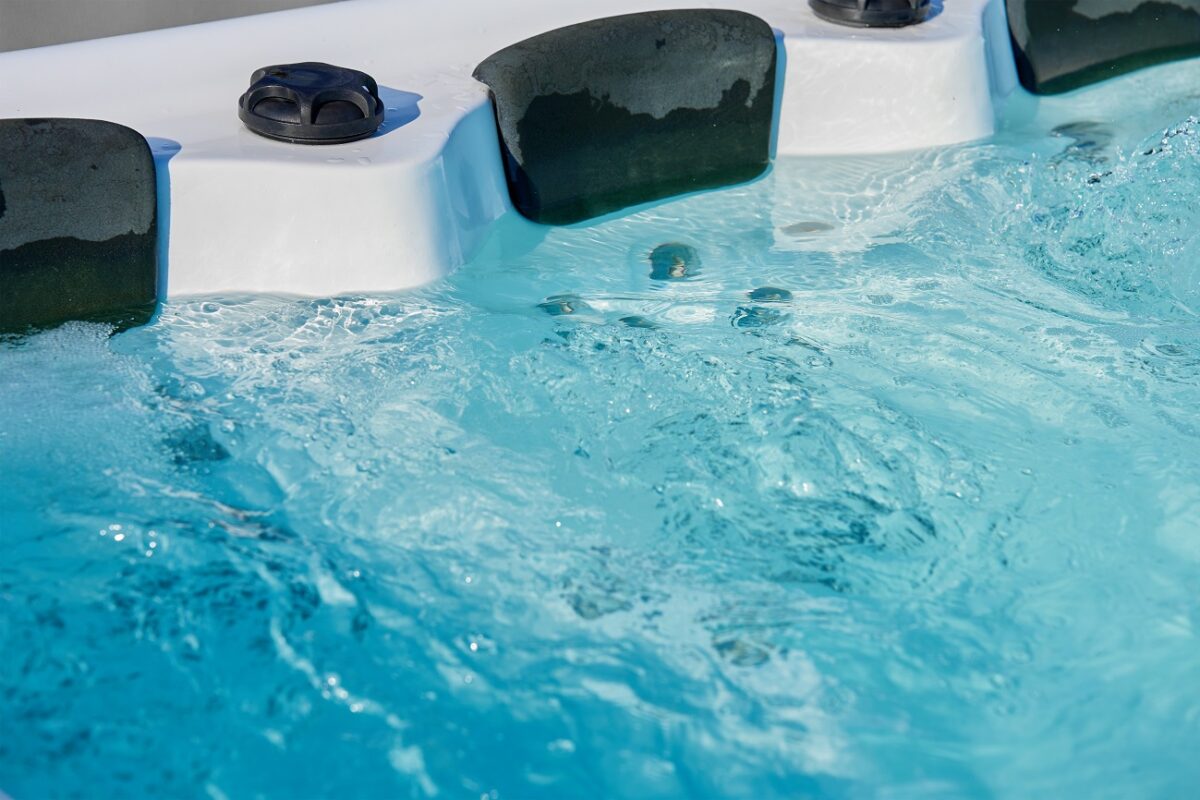 Felháborító jelenet – a vendégek előtt áztatta az ágyneműt a jakuzziban egy szállodai dolgozó