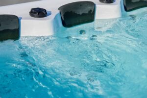 Felháborító jelenet – a vendégek előtt áztatta az ágyneműt a jakuzziban egy szállodai dolgozó