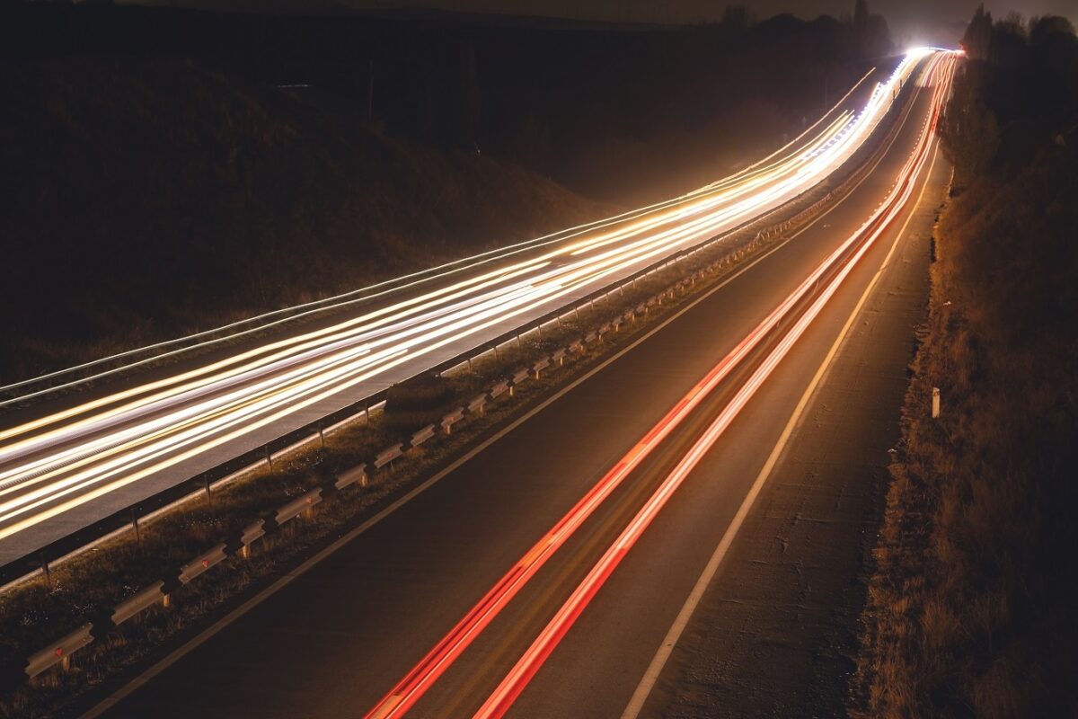 Hajnali dráma az autópályán – nagymama segített világra hozni unokáját