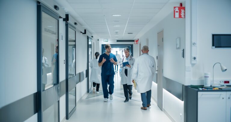 Drámai vészhelyzet a kórházban – élettelen kisfiával rohant be az ápolónő