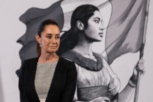 A nyílt utcán próbálta megcsókolni és megfogni a világhírű elnököt egy férfi