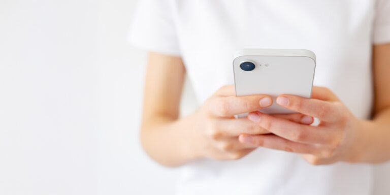 Belelendült az anyós az esküvő előtt – kegyetlen üzenetekkel bombázza a menyasszonyt