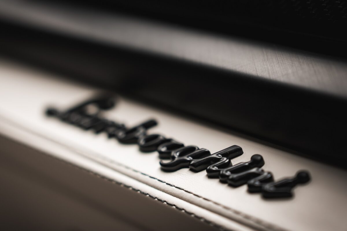 Videóra vették a híres fiatal futballista életveszélyes száguldását a luxusautójával