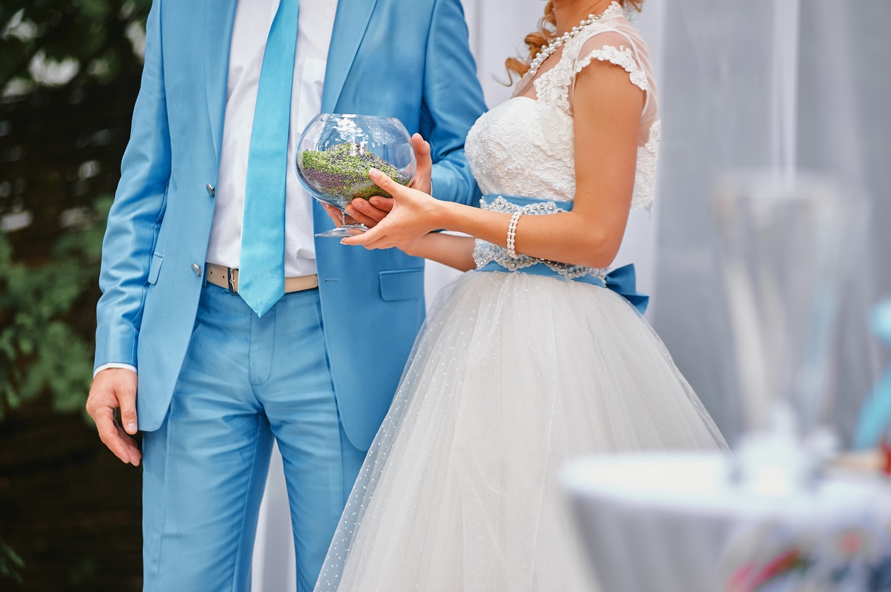 Menyasszonyi ruhában mentett életet egy ápolónő az autópályán