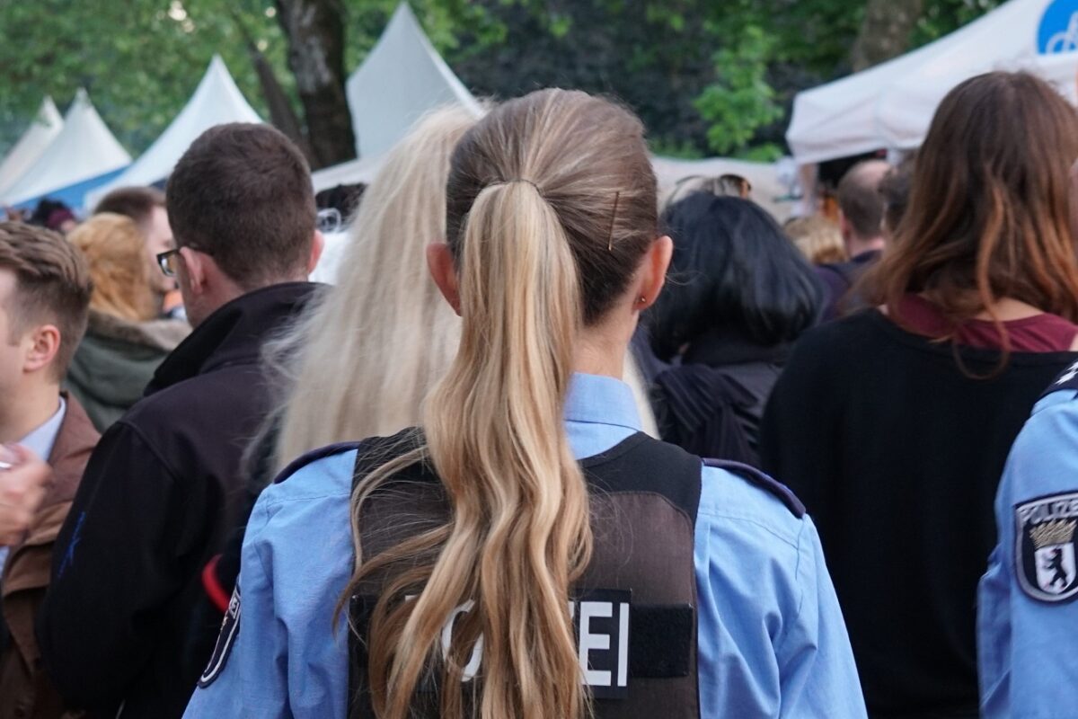 Most mindenki erről a rendőrnőről beszél, megőrül érte az internet