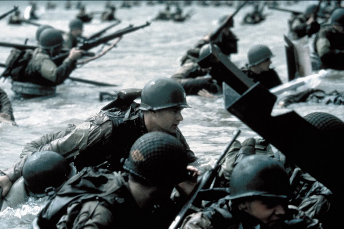 Őrületesen nagyot megy Tom Hanks a Netflixen is elérhető második világháborús filmje