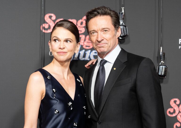 Megérkeztek az első képek Hugh Jackman új Robin Hood-thrilleréből