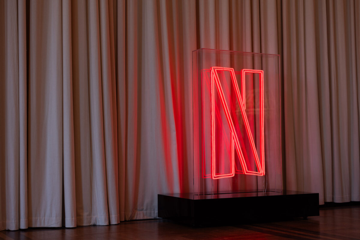 Már elkezdték értékelni a Netflix új westernsorozatát, ami igazi sztárparádét hozott