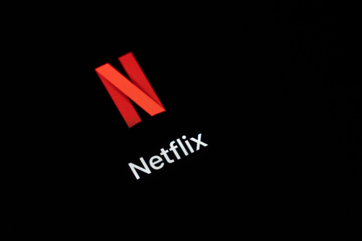 A Netflix decemberre tartogatta 2025 egyik legerősebb thrillerét, megőrülnek érte