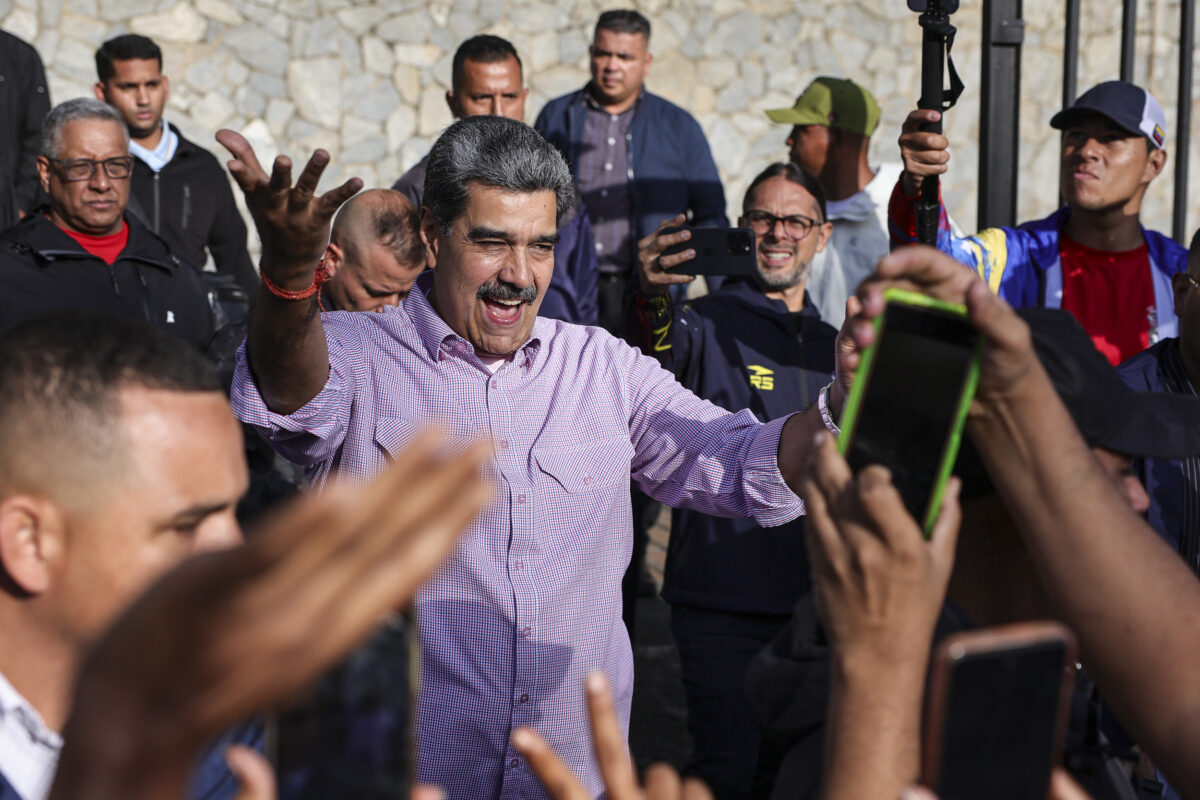 Amikor már arról találgattak, hogy Venezuela elnöke elhagyhatta az országot, történt valami