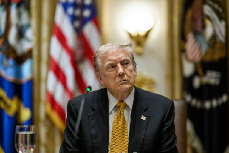 Azonnali tűzszünetet jelentett be az amerikai kormány, mégis folytatódnak a bombázások