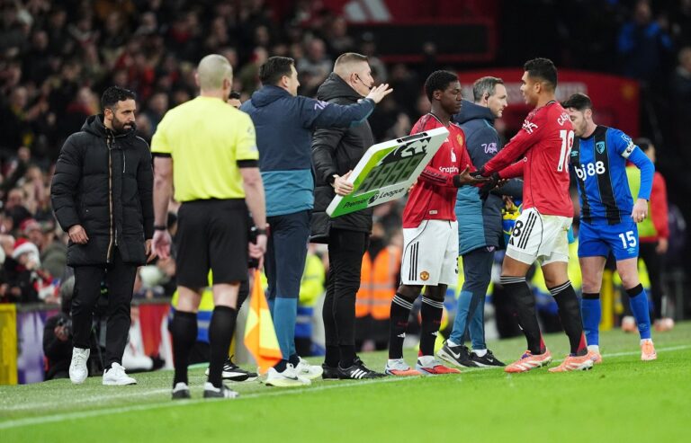 Már Casemiro is kiborult a Manchester United edzője miatt, amit közelről vettek videóra