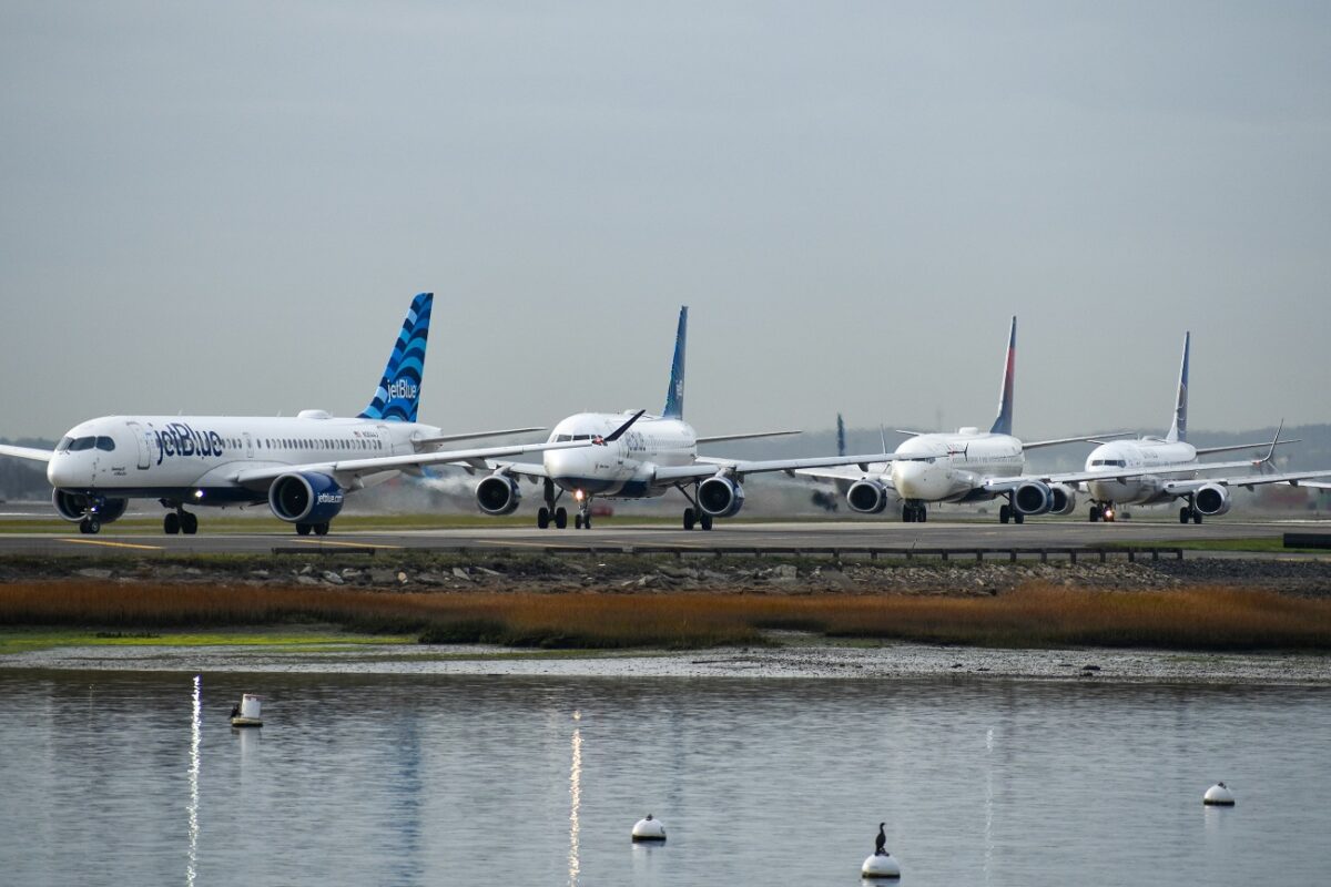 Sokkoló jelenet a repülőtéren – autó száguldott el repülőgépek mellett a taxiúton