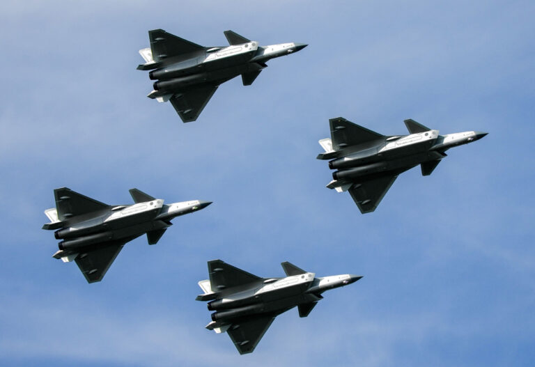 Megindult a kínai hadsereg – monumentális tűzerőt vonultatnak fel