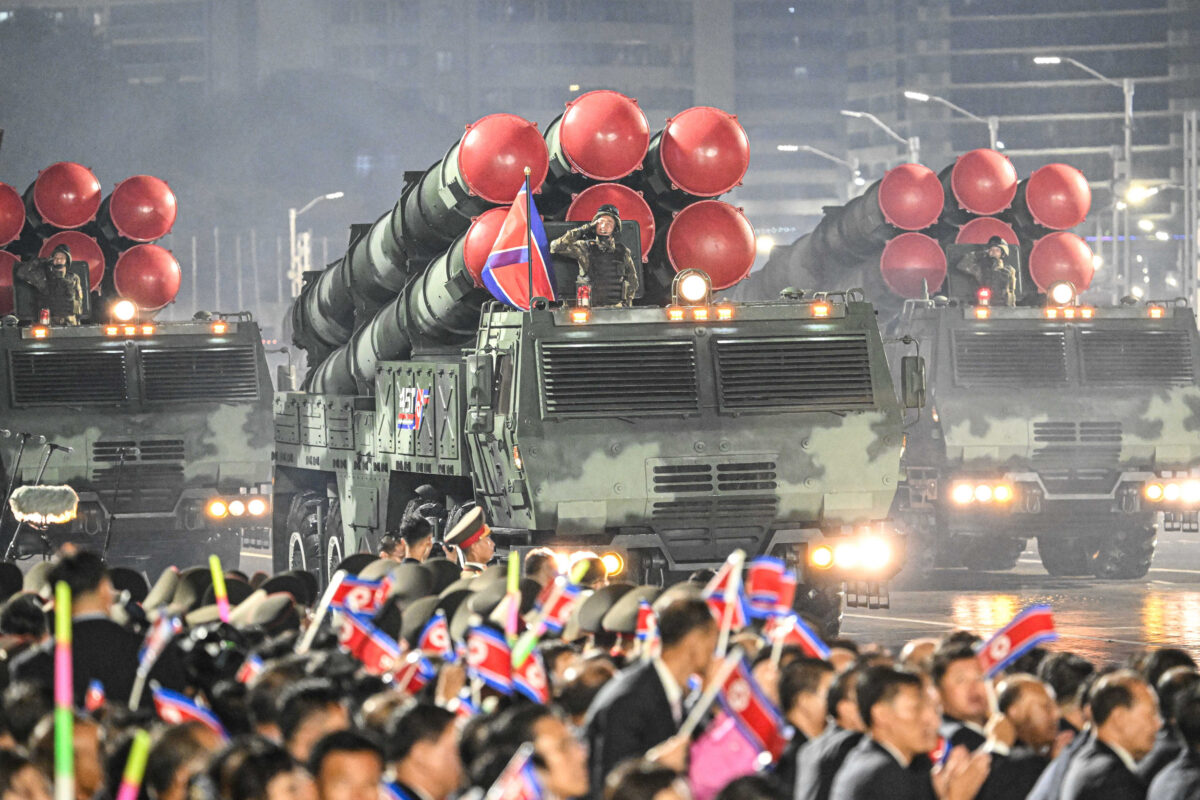 Ahogyan csak nagyon ritkán látni Észak-Korea vezérét – ölelgetni kezdte a katonákat