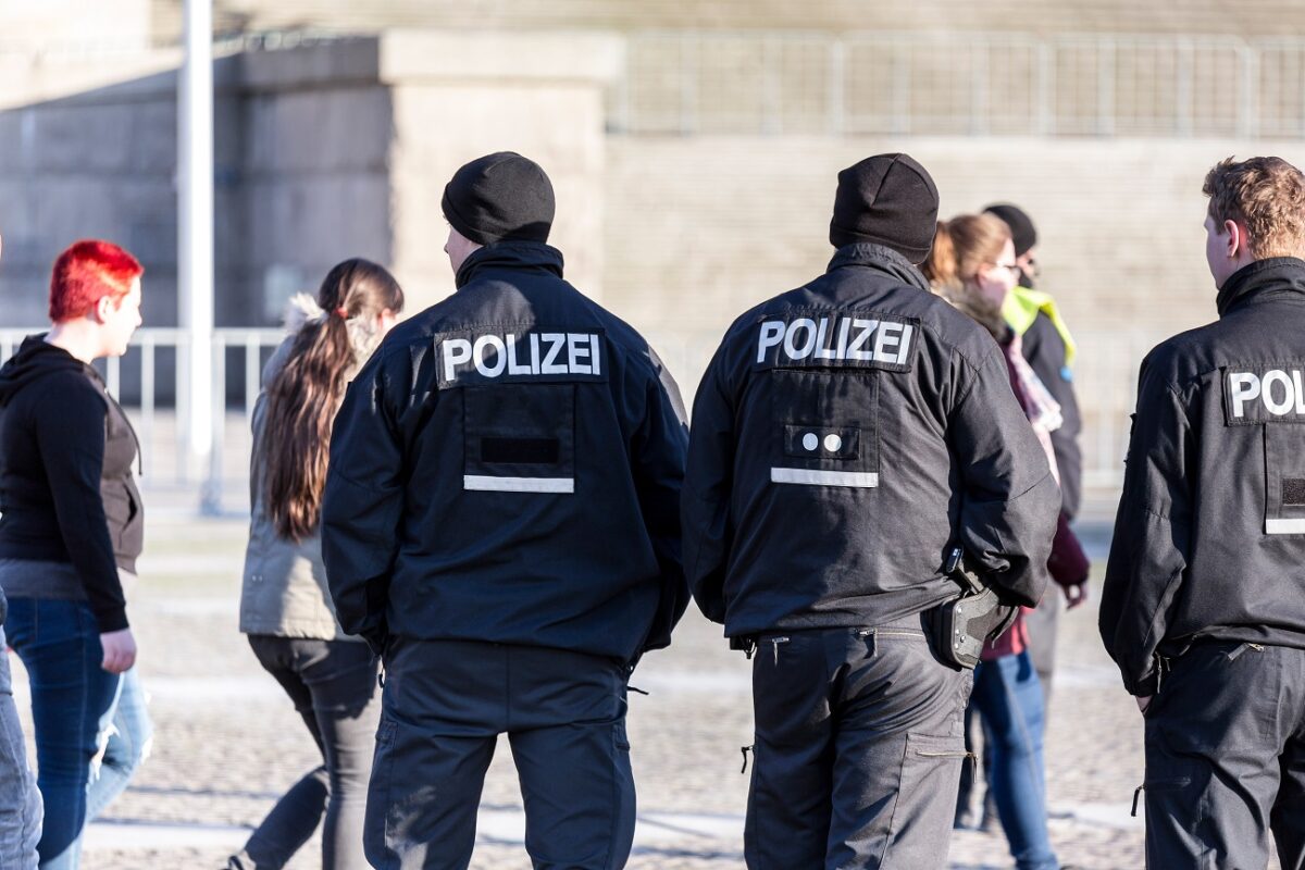 Egy anyát és négy gyermekét késelték meg Németországban – súlyos az állapotuk