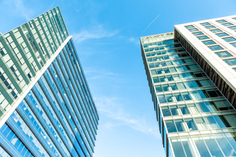 Drámai életmentés a 15. emeleten – két ablakmosót hoztak le a tűzoltók