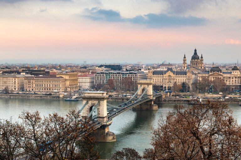 Szürkeség és enyhe köd uralja a szerdai időjárást