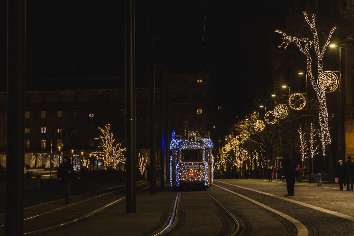 Villamosnak csapódott egy autó Újpalotán hétfő délután