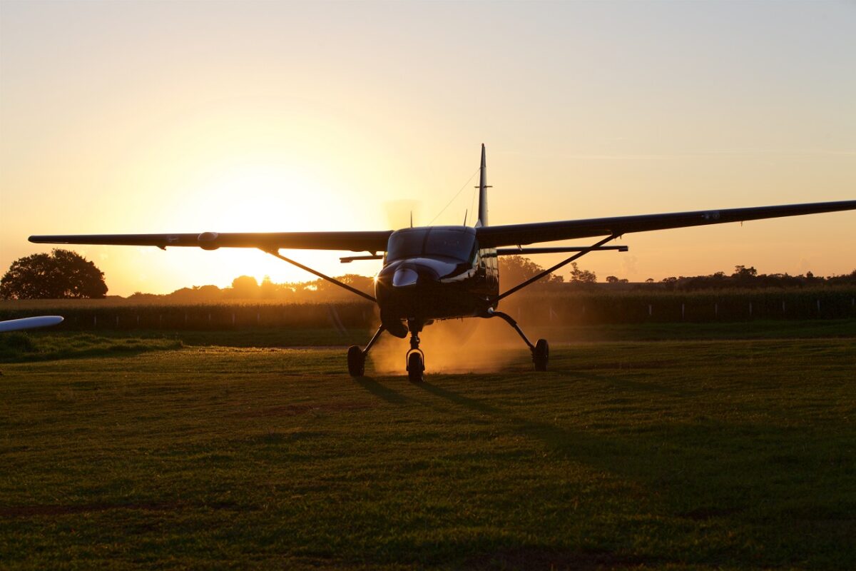 Ellopott hajnalban egy repülőt a reptérről, majd nekcsapódott vele a hangárnak