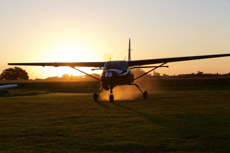 Ellopott hajnalban egy repülőt a reptérről, majd nekcsapódott vele a hangárnak