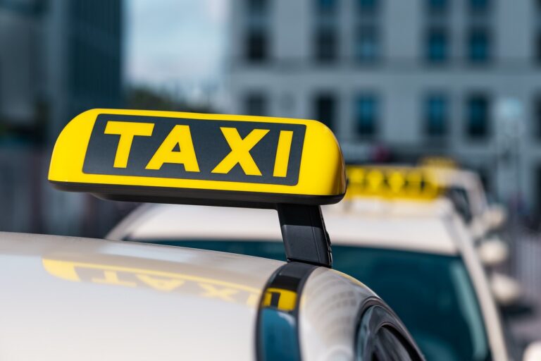 Iskolaépületnek rohant egy taxis karácsony délelőtt