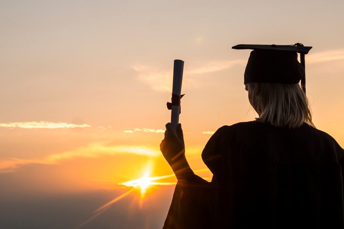 Elképesztő teljesítmény – 6 hónap alatt diplomázott le ez a 19 éves lány